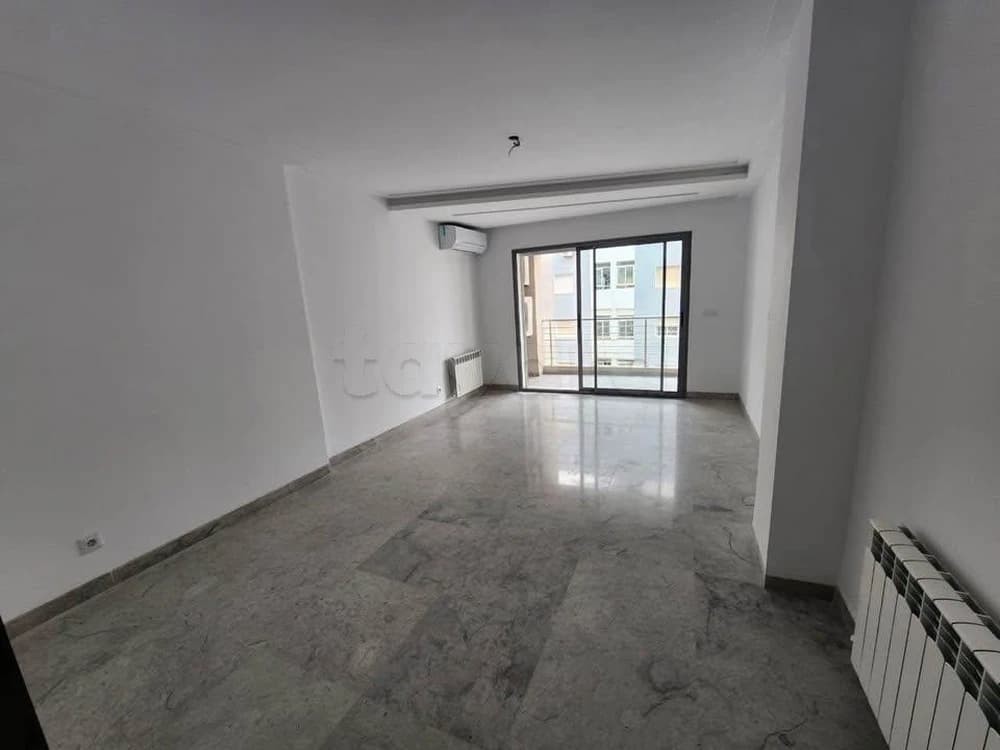 A Vendre un S+2 haut standing à cité Wahat avec une place de parking