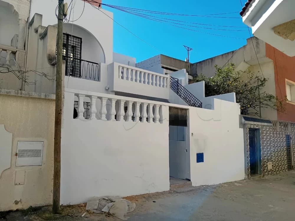 Maison S+3 rénovée — 100m² — Omran Supérieur — Entre métro Intilaka & Ettahrir — Terrasse constructible