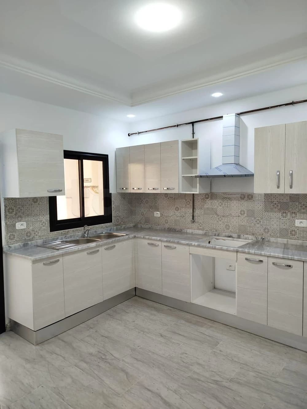 A LOUER UN APPARTEMENT S+2 HST AU CENTRE H.LIF