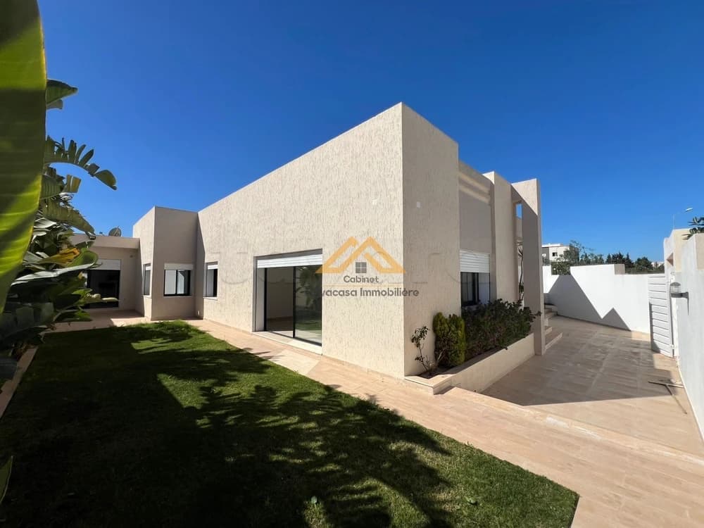  **Villa neuve à vendre à Chott Mariem – Luxe & proximité de la mer** 