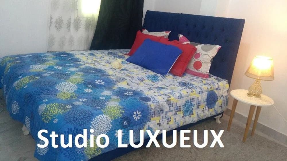 LOCATION studio meublé PAR JOUR à MOUROUJ1 - Couple non marié interdit !