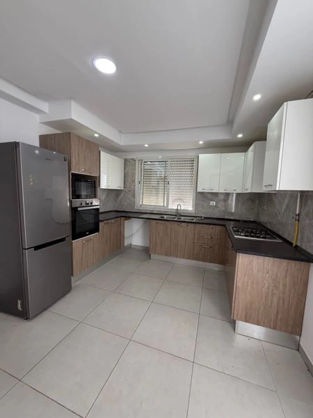 a vendre s+2 avec parking ss laouina cite el wahat