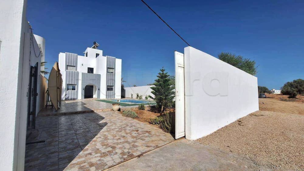 villa spacieuse à vendre avec piscine à Djerba midoun