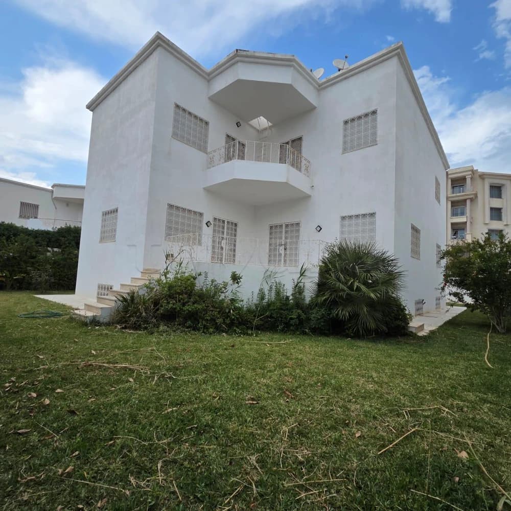 A Louer une grande villa 2S+9 à Lac 2