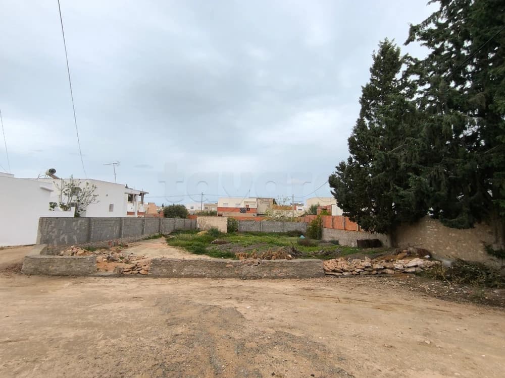 للبيع قطعة أرض مرخّصة للبناء (نوفمبر 2025) و مسيّجة مساحتها 490م (كاغظ عربي) كائنة بطريق تونس كلم 4 مركز بوعصيدة زنقة بوتمري