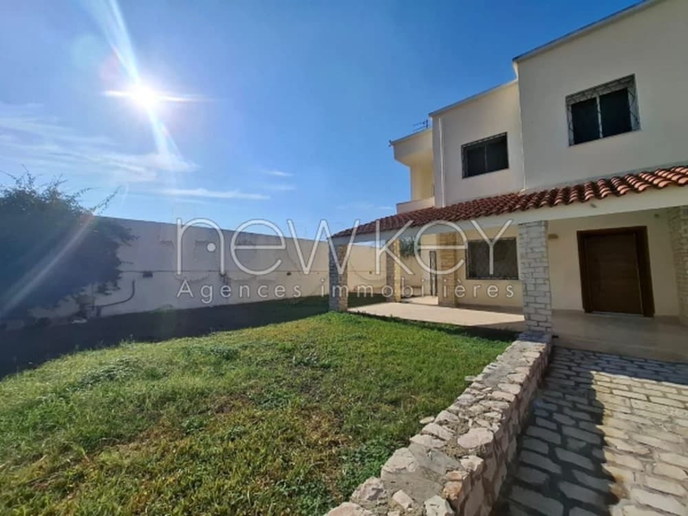 Superbe Villa S+3 avec jardin à La Soukra