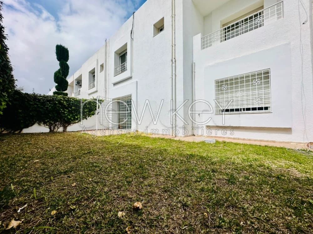 Villa S+4 avec jardin à vendre à La Soukra