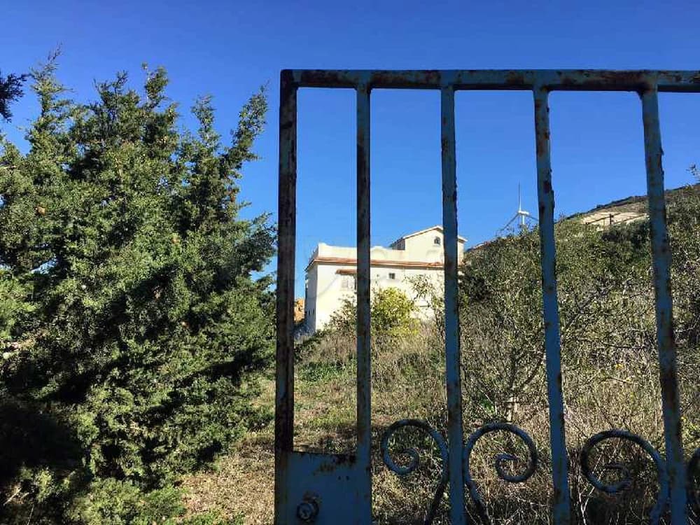 La maison dans la prairie . Une très belle opportunité A Demna, une maison dans un terrain de 1153 m2 Offrant une vue imprenable sur la mer.