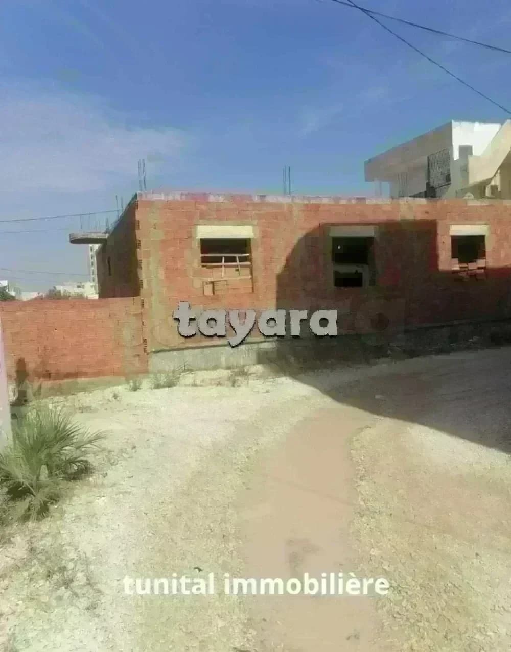 Raoued Route Sidi Amor A Vendre Villa un seul niveau inachevée donne sur deux rues