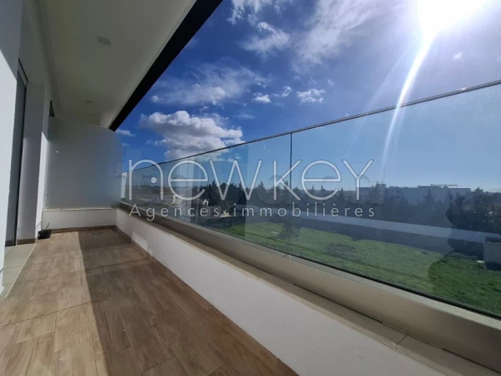 Bureau A2 sur l'artère principale de La Soukra