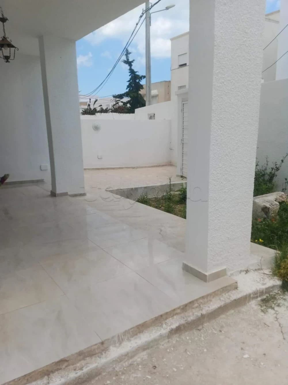 A louer un rée de chaussé S+3 d'une villa avec jardin , Garage ,terrasse entré indépendante gaz de ville chauffage centrale à Gammarth la Marsa