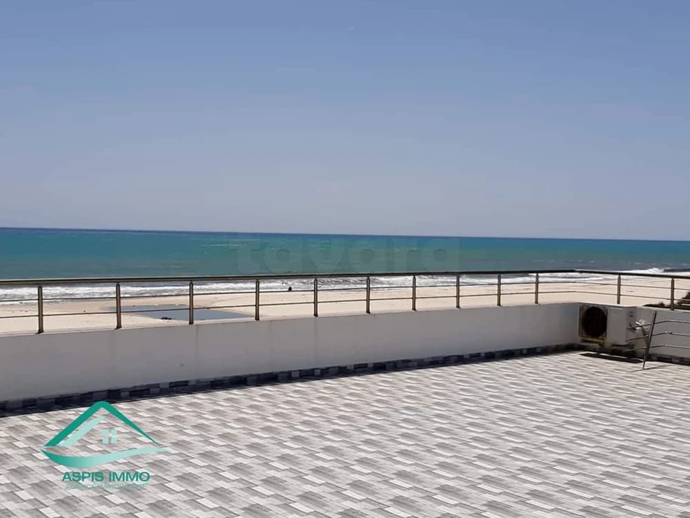 Etage de villa pieds dans l’eau à plage Menzel temim 