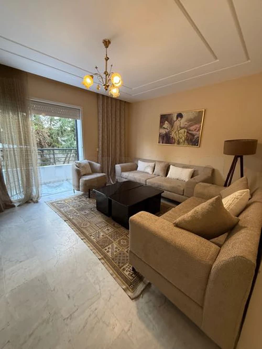 شقة أرضية مؤثثة للإيجار اليومي في حدائق العوينة، موقع ممتاز بالقرب من المحلات التجارية والمطاعم