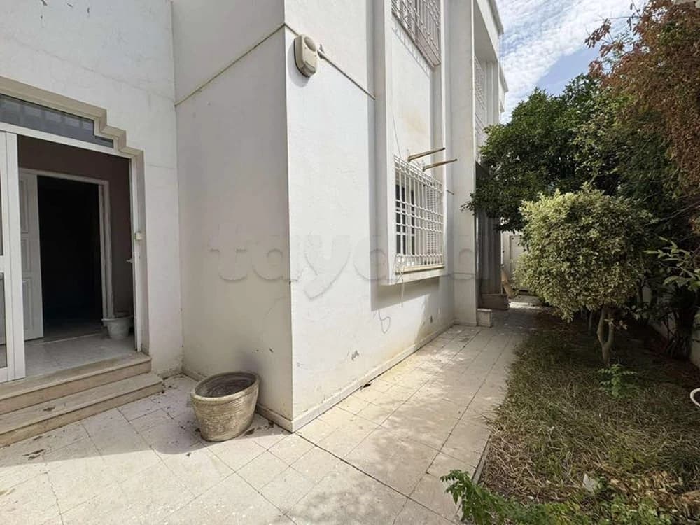 📍 NOUVELLE ARIANA : REZ-DE-CHAUSSÉE DE VILLA S+4 À USAGE BUREAUTIQUE OU HABITATION