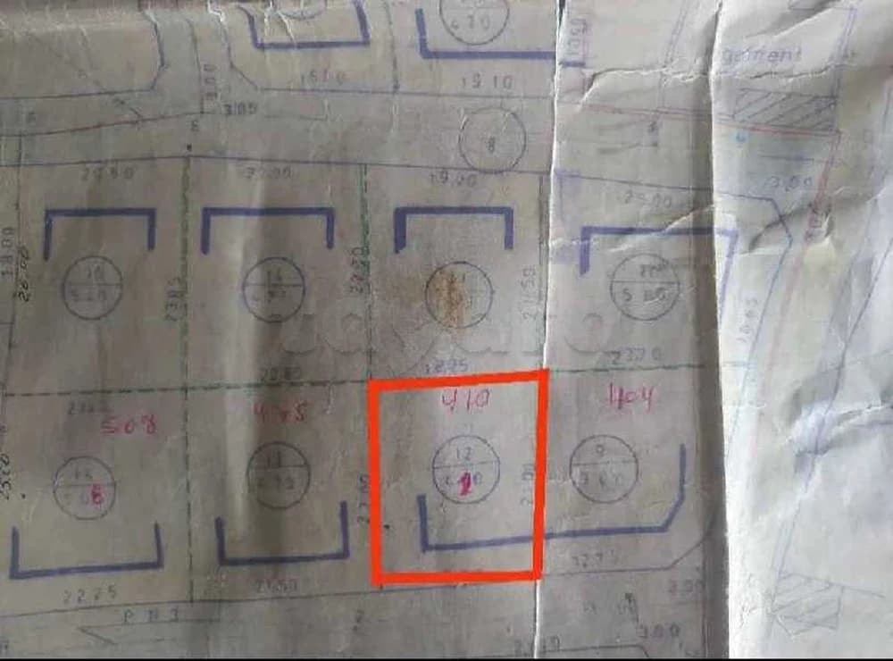 أرض مقسمة و مسيجة قريبة من مركز البريد 