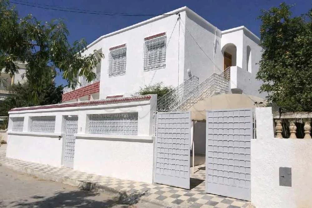 Occasion à ne pas raté à vendre villa deux étages indépendant à cité ghazela 