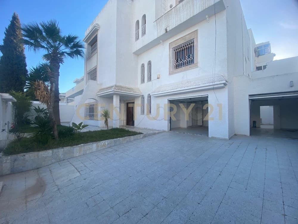 À VENDRE – Villa S+5 à El Menzah 9A