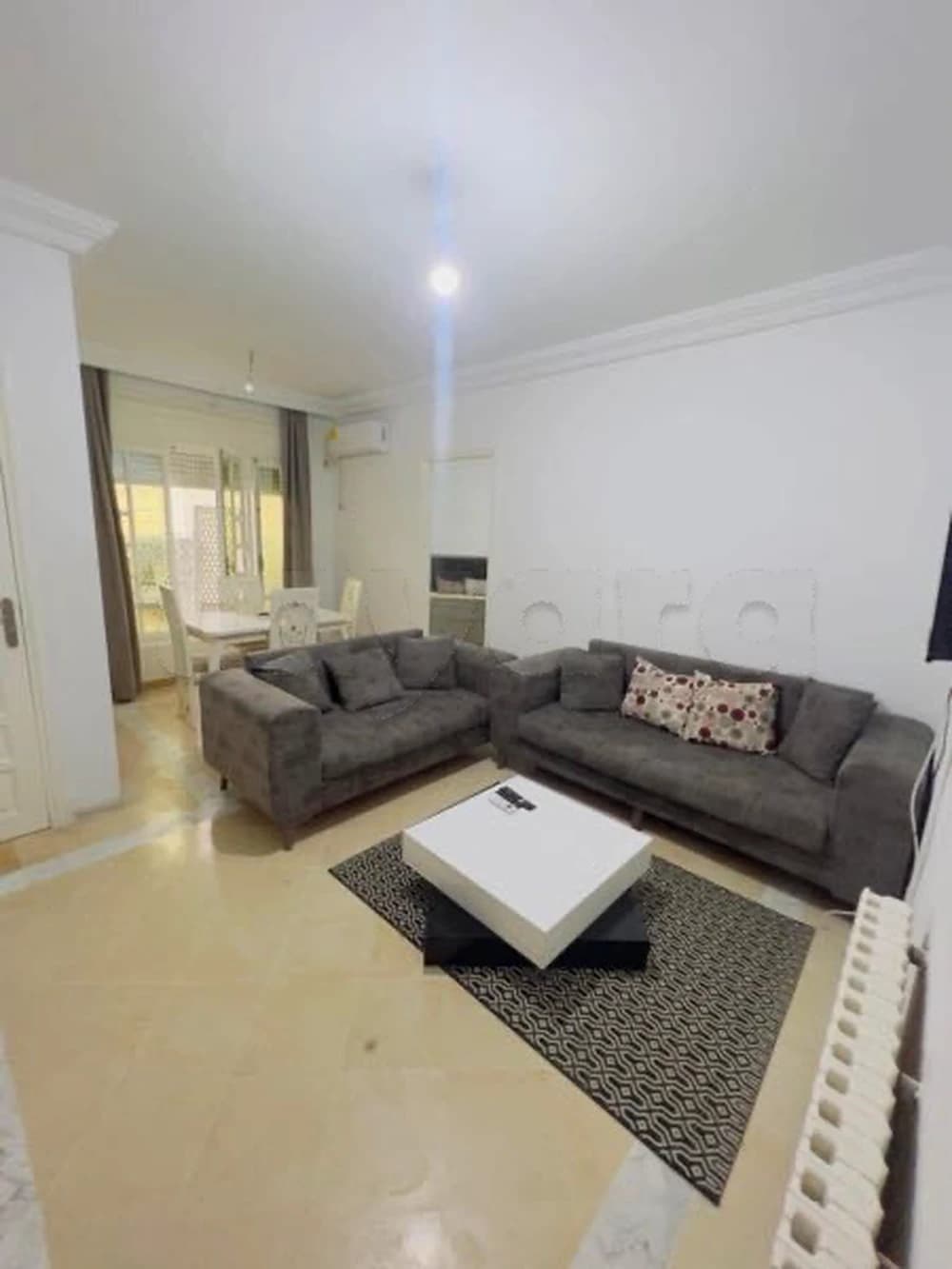 📍ENNASR 2 : APPARTEMENT S+1 AU REZ-DE-CHAUSSÉE RICHEMENT MEUBLÉ A LOUER 