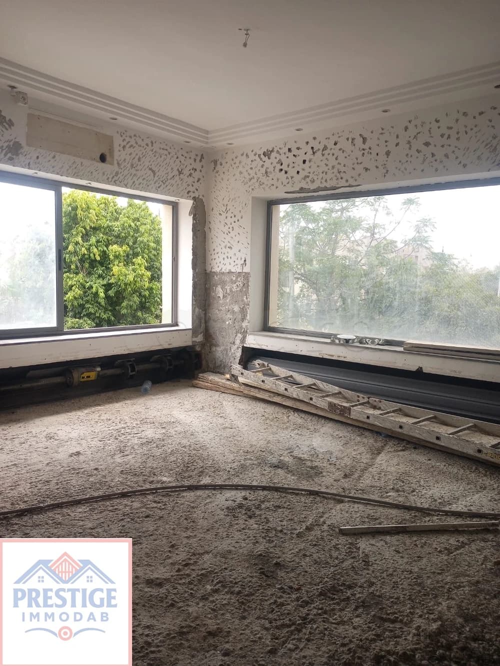 FOND DE COMMERCE 50 m² avec mezanine -LAC 2 TOUT COMMERCE 