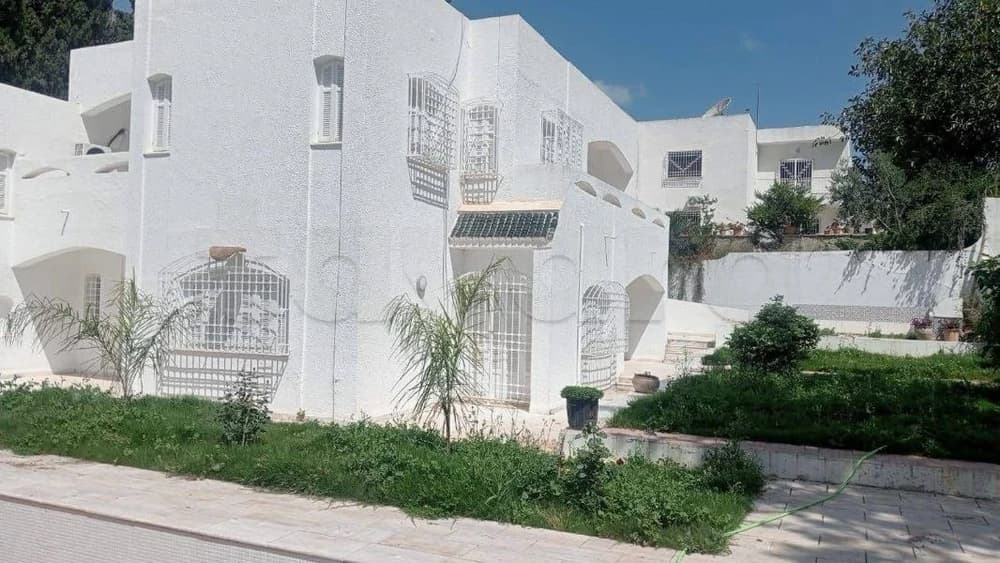 À vendre superbe villa en S+5  avec jardin terrasse piscine garage 