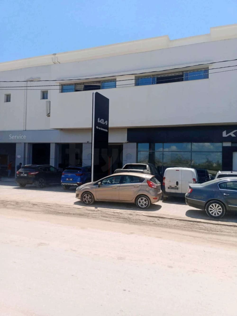 A vendre un terrain de 400m² 22.5m /17.77m sur une rue commerciale 200m du Rom point imprimerie ben mahmoud coté Maison KIA Bhar Lazreg la marsa
