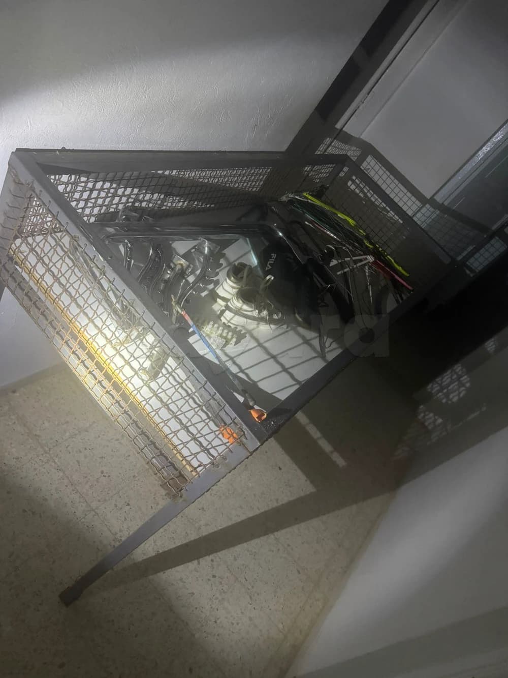 Je vends 3 tables en métal : 2 tables avec panier de rangement grillagé 1 table avec plateau blanc