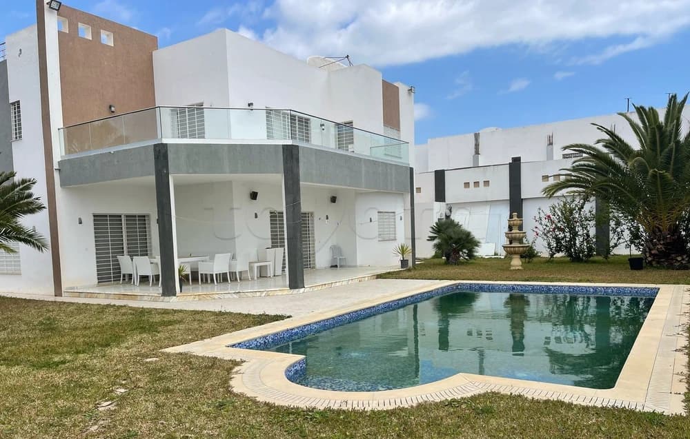 a vendre  une grande villa s +4