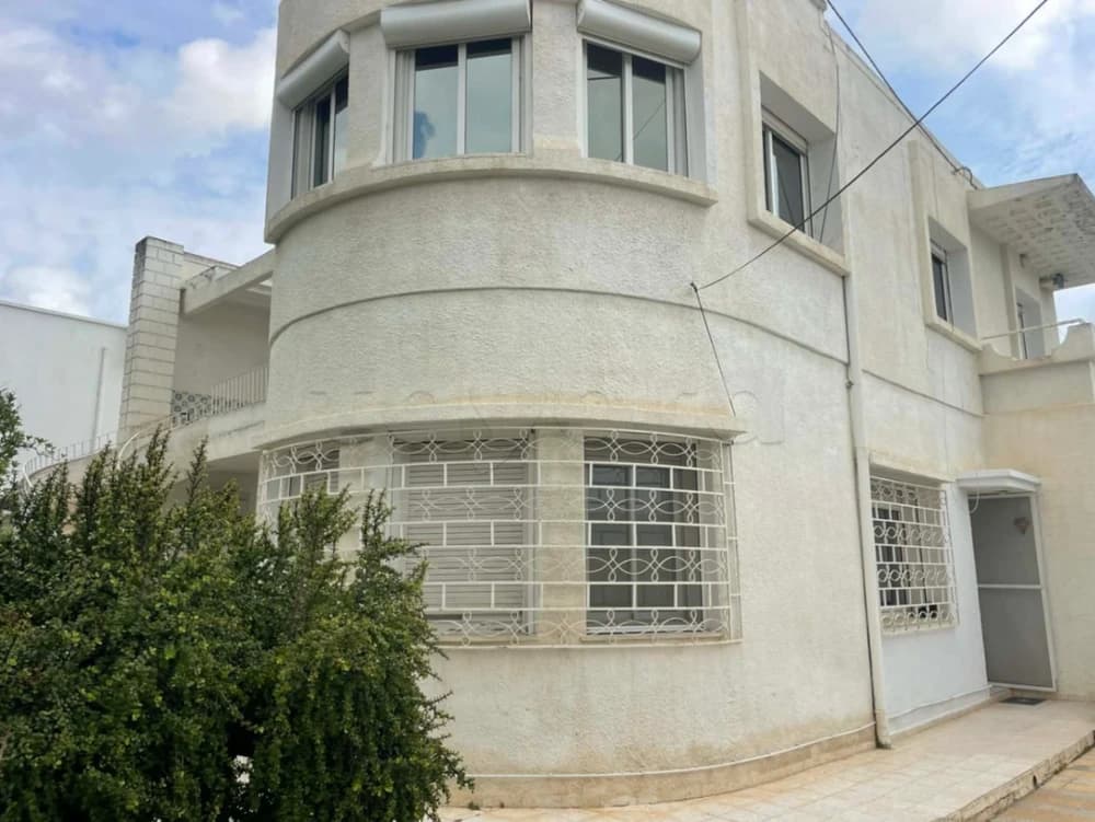 VENTE VILLA  STANDING AVEC STUDIO A LA NOUVELLE ARIANA 