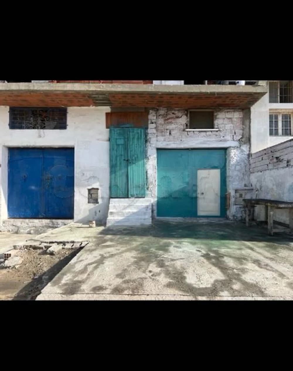  محلات للكراء بالمنطقة الصناعية بالمهدية
120متر 
28184097