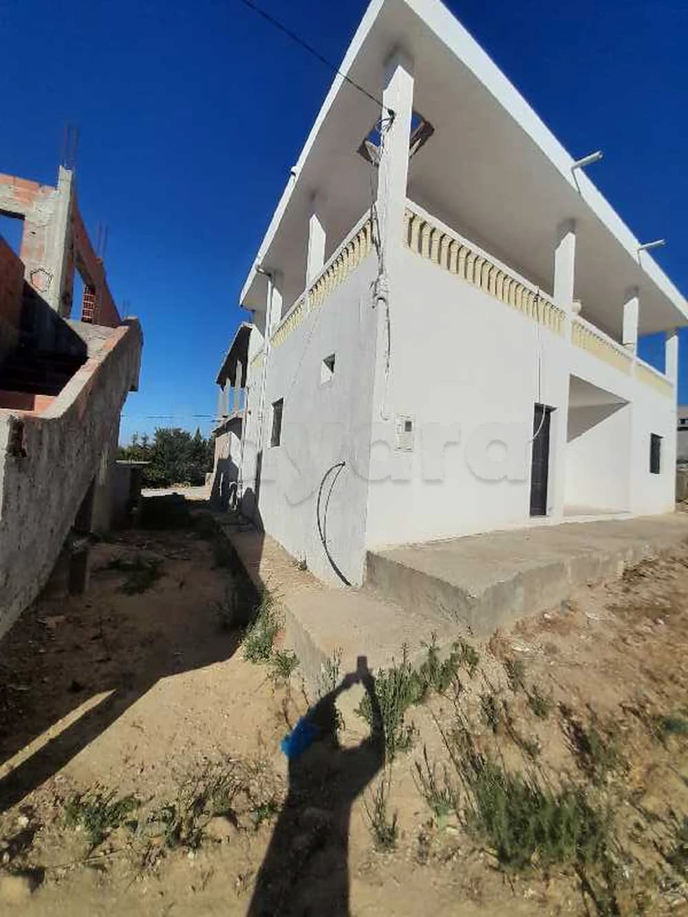 للبيع دار متكون من طابقين  الموجودة في معتمدية اوتيك من ولاية بنزرت تبعد على تونس العاصمة حوالي 35  كم 