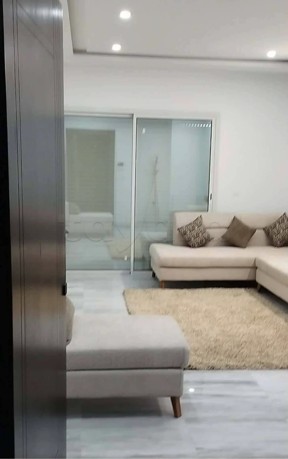 A louer appartement neuf avec chauffage central . cuisine équipé trois climatiseur .. surface 117 m2.... deux chambres (2)...(2) Deux salle de bain .avec place parking...sokra chotrana 1...