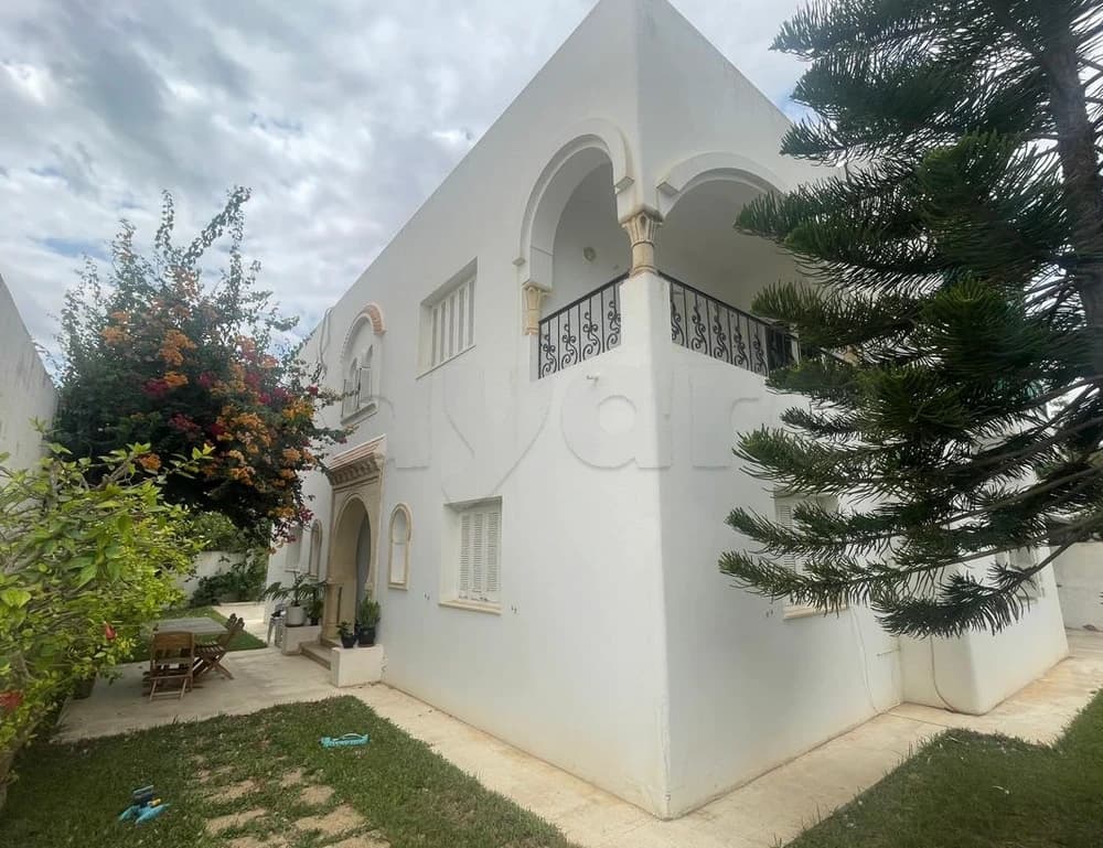 A louer a l'année à Hammamet une villa S+4  